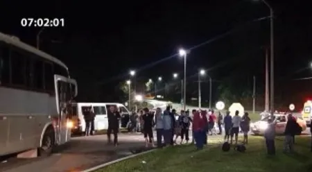 Ônibus que transportava 50 presos é metralhado em Curitiba​ -  Fotos: Band Curitiba