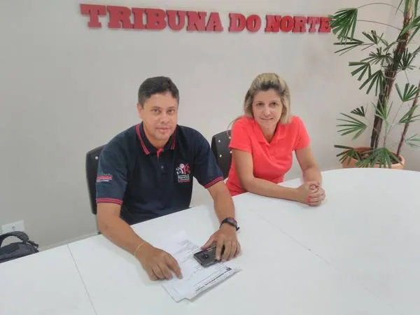 Professor Grilo e a secretária municipal de Esportes Jossuela Pinheiro na redação do Jornal Tribuna do Norte |  Foto: TNonline