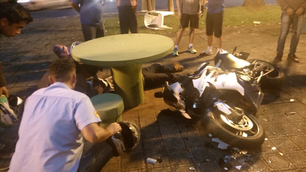 Rapaz fica ferido após moto invadir praça e se chocar contra bancos de concreto - Foto: Reprodução/Whatsapp