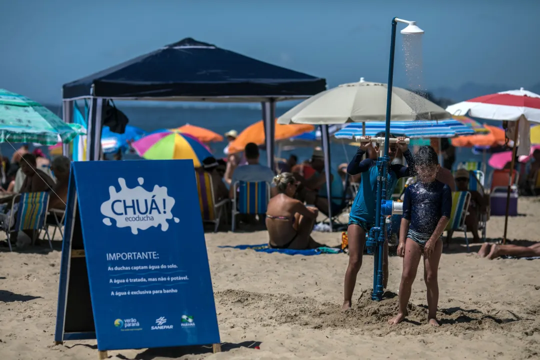 Sanepar instala 55 duchas ecológicas nas praias do Paraná