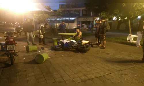 
							Rapaz fica ferido após moto invadir praça e se chocar contra bancos de concreto
						
						