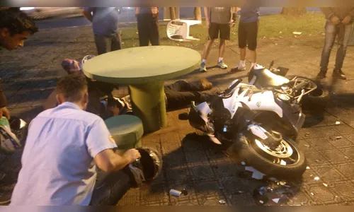 Rapaz fica ferido após moto invadir praça e se chocar contra bancos de concreto