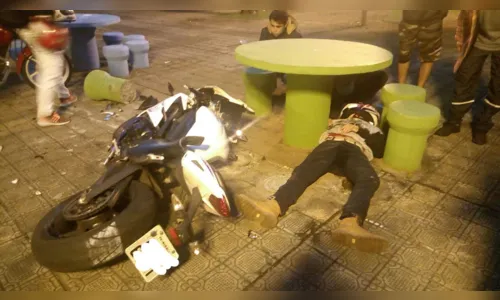 
							Rapaz fica ferido após moto invadir praça e se chocar contra bancos de concreto
						
						