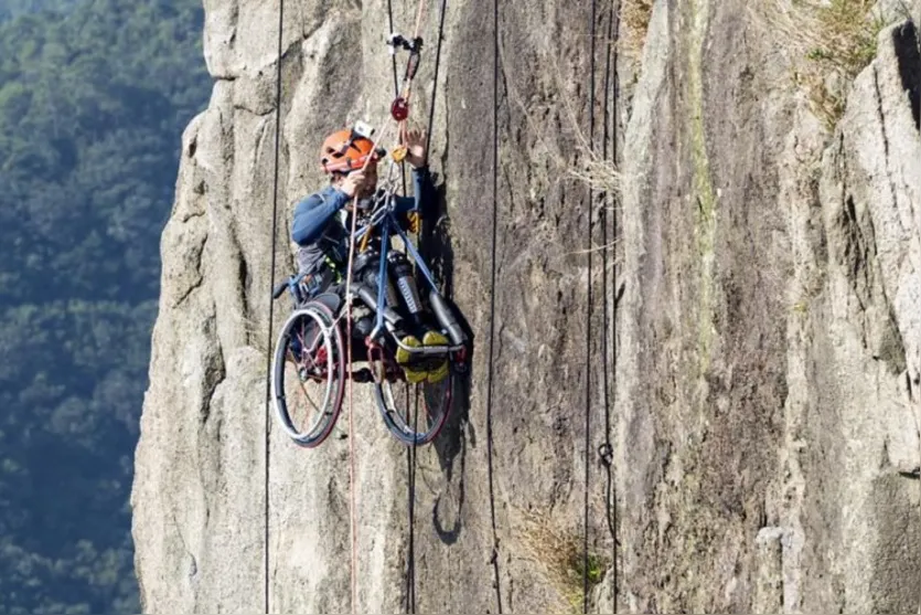  O chinês Lai Chi-wai, 35, escalou uma montanha de 495 metros em dezembro sentado em cadeira de rodas - Foto: Lai Chi-wai / Facebook​ 
