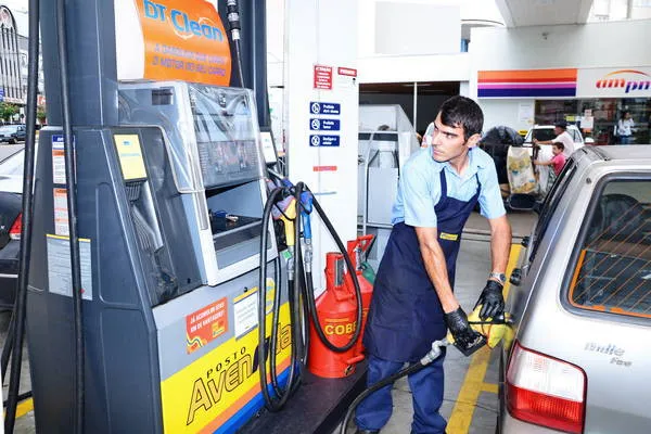 Combustível sobe quase 9 vezes mais do que a inflação com nova política de preços