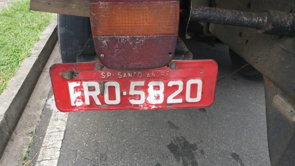 Com a adulteração, o caminhoneiro transformou a letra 'I' em 'E' e o número '3' em '8'  - Foto: PRF/Divulgação