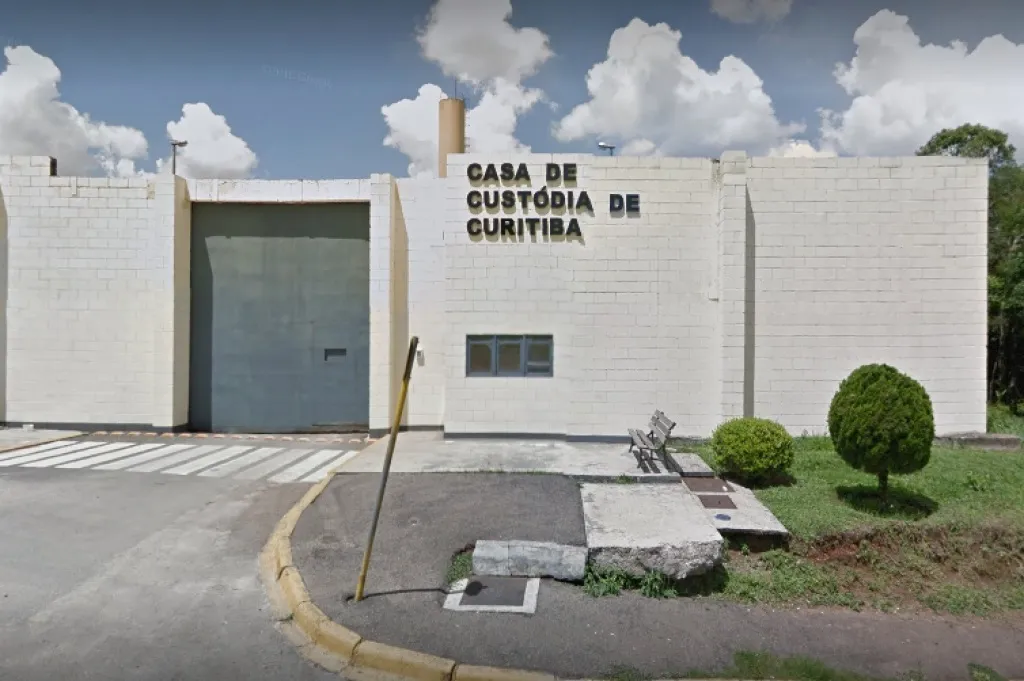 A Casa de Custódia de Curitiba abriga condenados por crimes contra a mulher - Foto: Reprodução/GoogleMaps