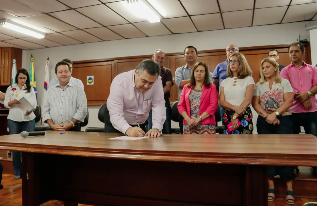 Prefeito de Apucarana, Beto Preto, durante assinatura de mais uma ordem de serviço: mais obras - Foto - Edson Denobi