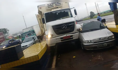 Caminhão com pane no freio bate em carro na praça de pedágio da BR-369
