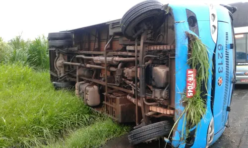 Micro-ônibus tomba na BR-376 e deixa duas pessoas feridas