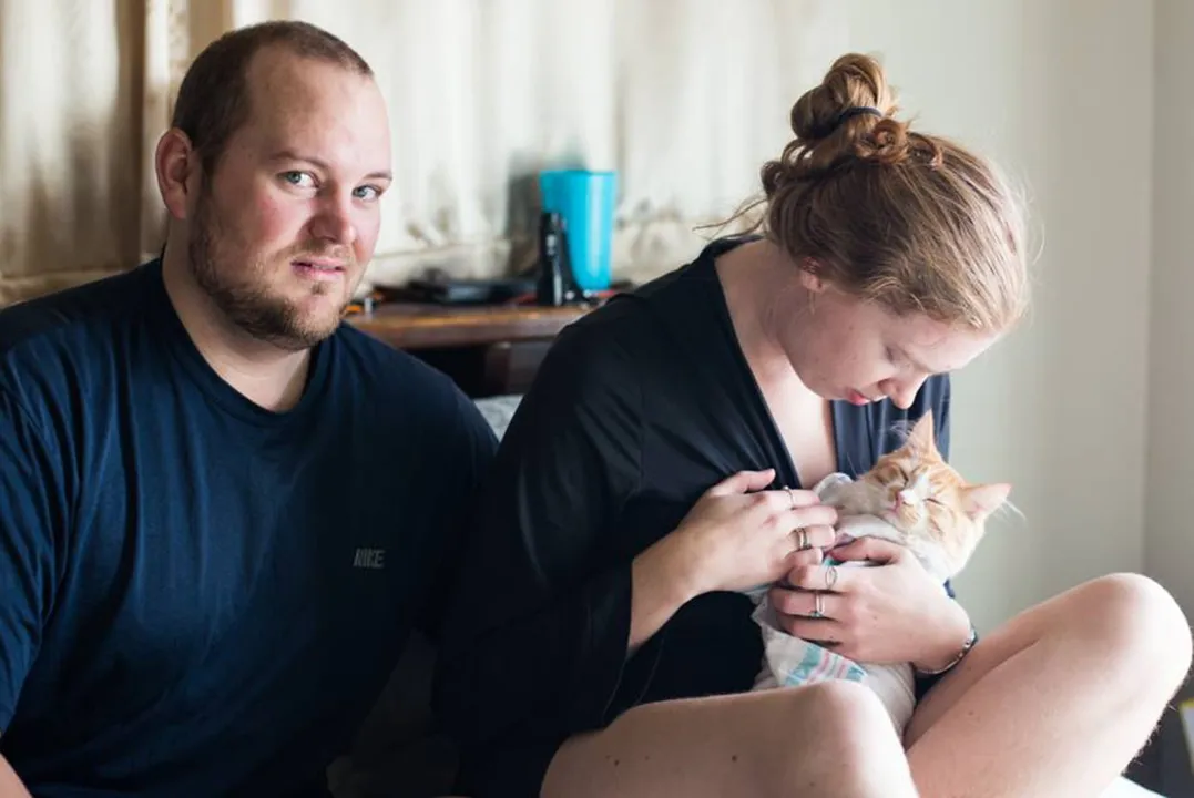Casal faz ensaio de 'recém-nascido' para gatinho adotado nos EUA (Foto: Lucy Schultz/Facebook)
