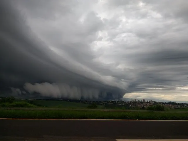 Formação de nuvens na BR-369, em Rolândia, no norte do Paraná (Foto: Renato Schiewaldt/Arquivo pessoal)
