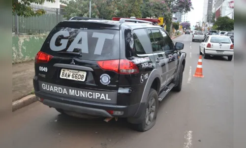 
							Carro avança preferencial e bate na viatura da GM em Arapongas 
						
						