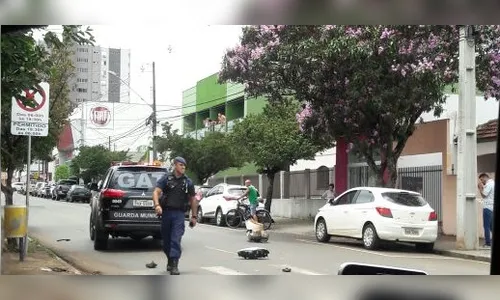 Carro avança preferencial e bate na viatura da GM em Arapongas 