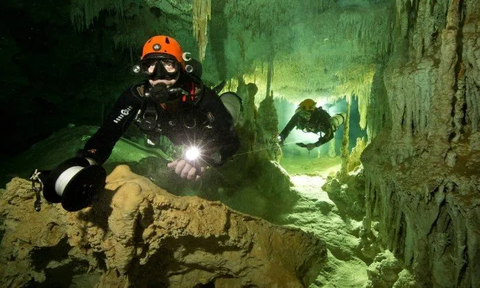 Mergulhador no sistema cavernoso Sac Actun, como parte do projeto Gran Acuifero Maya, no México - HANDOUT / REUTERS