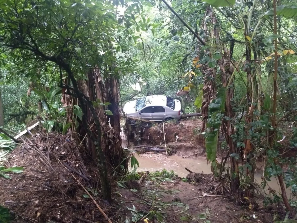 Carro foi levado pela correnteza e parou no meio do mato: motorista está desaparecido - Foto: Amanda Menezes/RPC