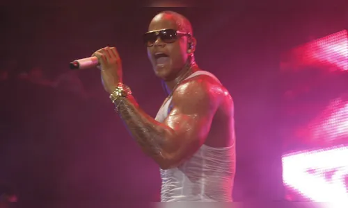 Léo Santana interrompe show para brigar com fã: 'Me respeite, vagabundo'