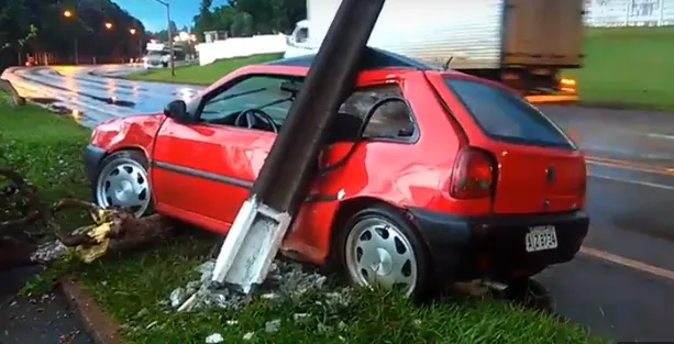 Carro desviou de moto e atingiu poste. Foto: Blog do Berimbau