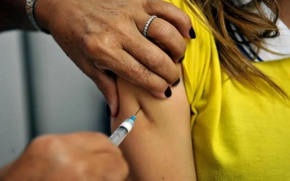 Secretaria de Saúde disponibiliza vacina contra febre amarela