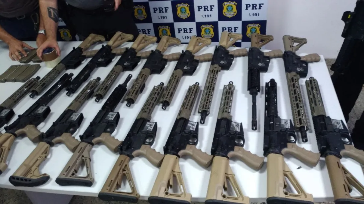 PRF e Desarme apreendem arsenal de fuzis e pistolas 