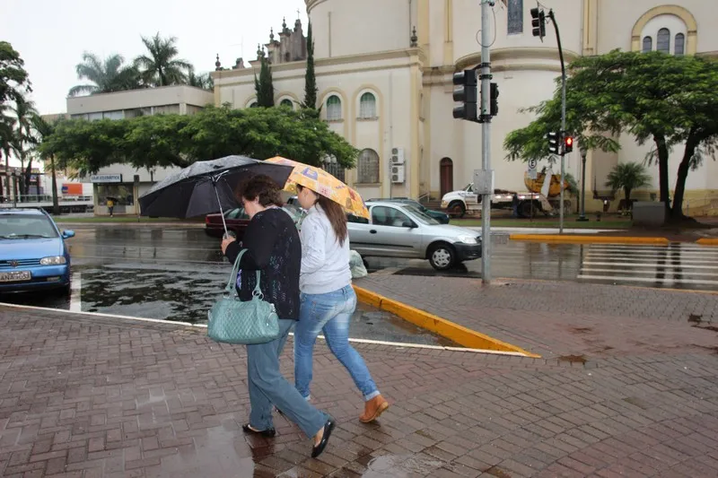 Inmet alerta para risco de temporal no Paraná