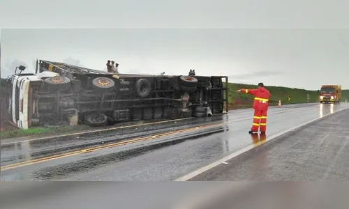 Caminhão tomba e BR-376 tem meia pista bloqueada em Marilândia do Sul