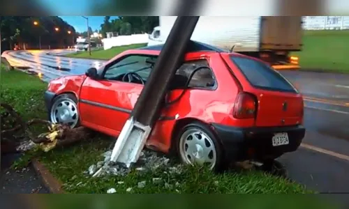 Motorista perde controle da direção e carro bate contra poste