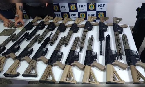 PRF e Desarme apreendem arsenal de fuzis e pistolas 