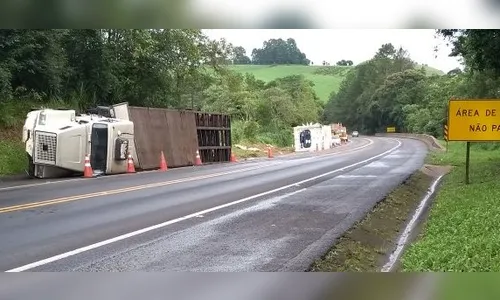 Carga é saqueada após carreta tombar na BR-376 em Ortigueira