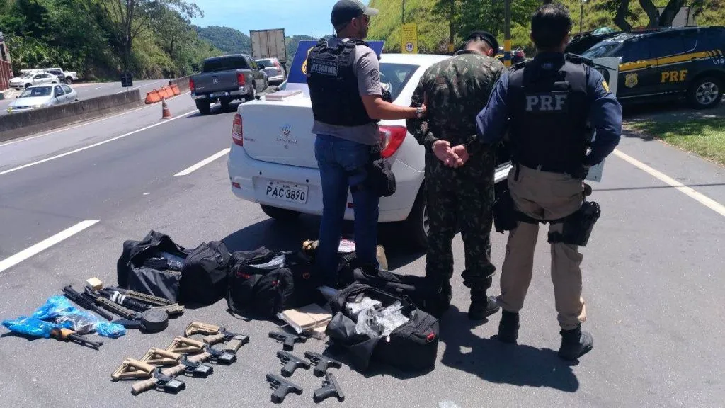 Sargento do Exército do Paraná é preso levando arsenal de guerra e cocaína para traficantes do RJ - Foto- Divulgação PRF