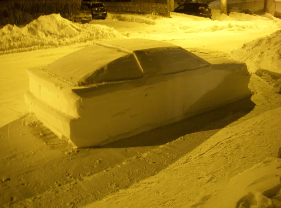 Canadense 'engana' policiais com carro de neve estacionado na rua (Foto: Simon Laprise/Facebook