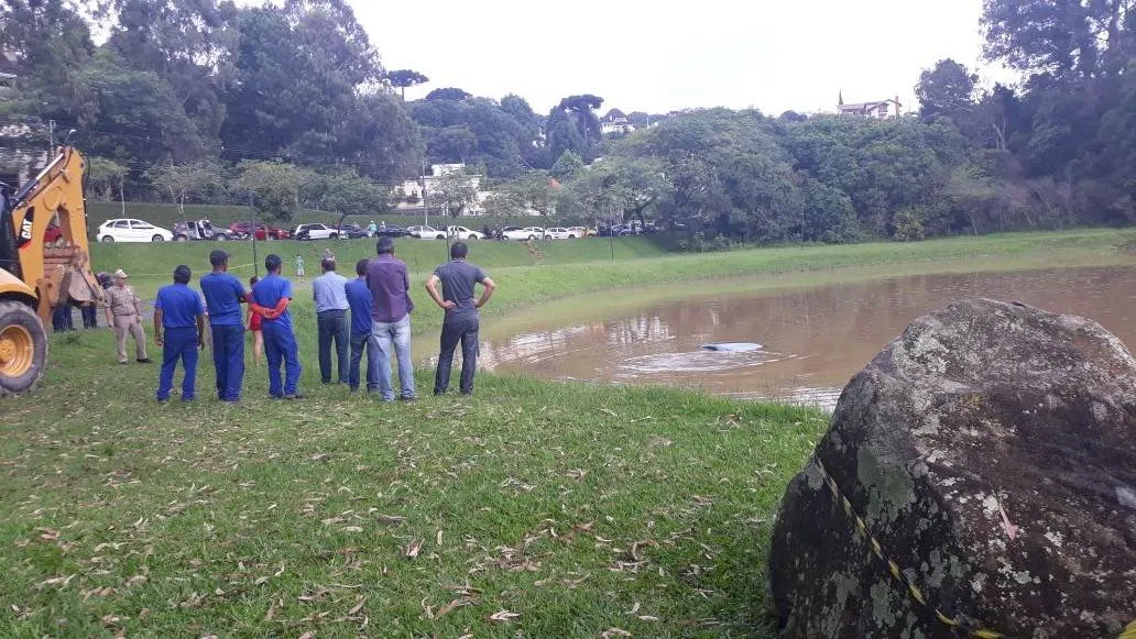 Automóvel do Uber foi localizado caído no interior do lago do Parque Tingui, no bairro São João, em Curitiba - Foto: Márcio Barros/ Rede Massa