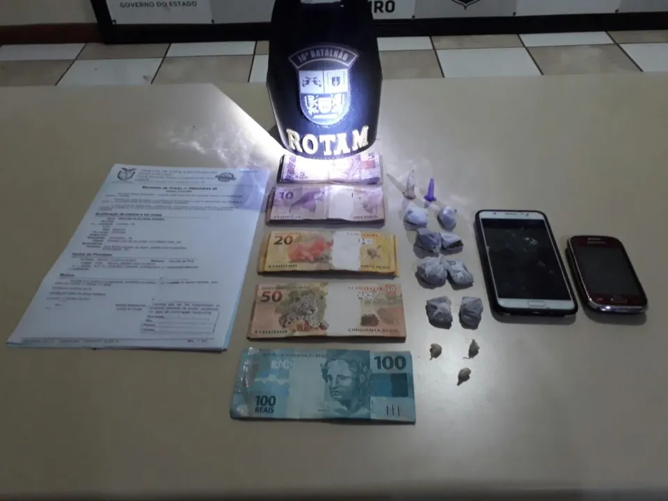 Drogas, dinheiro e celulares apreendidos com casal suspeito de tráfico - Foto: Divulgação