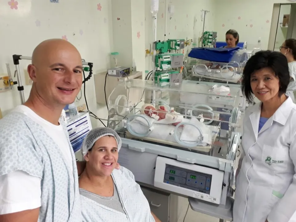 Magnus e Nikolle, pais das quadrigêmeas, à esquerda (Foto: Hospital e Maternidade Santa Brígida/Arquivo pessoal)
