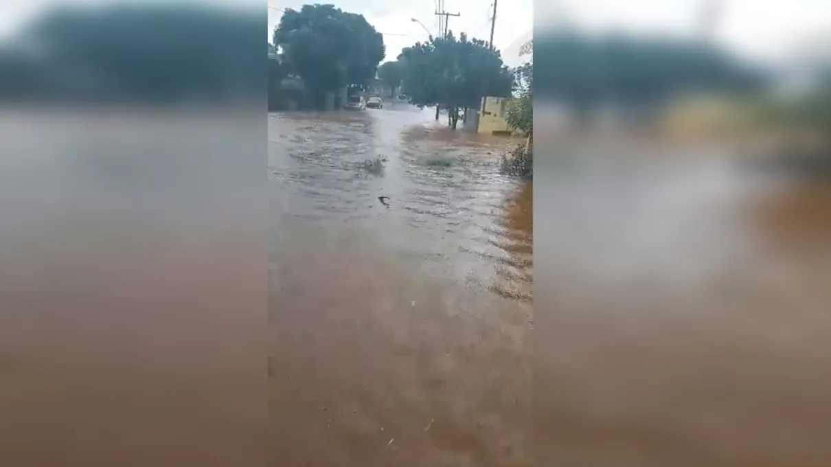 Chuva provocou alagamento de rua na zona sul de Apucarana - Foto: Reprodução