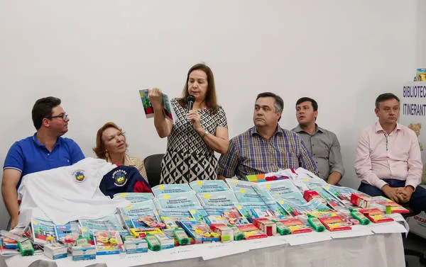 Apucarana vai destinar R$ 2,6 milhões em uniformes e materiais escolares - Foto: Divulgação
