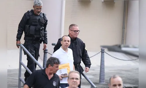 Sérgio Cabral chega à PF, em Curitiba, após determinação de transferência