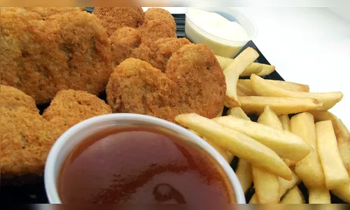 Empresa contrata pessoas especializadas em degustar nuggets