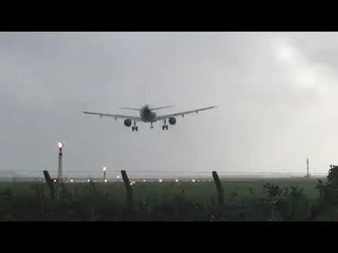 Piloto dá show de habilidade ao pousar avião em meio a furacão - FOTO - REPRODUÇÃO/YOUTUBE