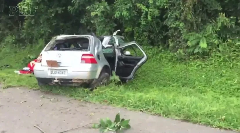 Acidente deixou dois homens mortos e dois feridos na BR-476 - Foto: Divulgação PRF