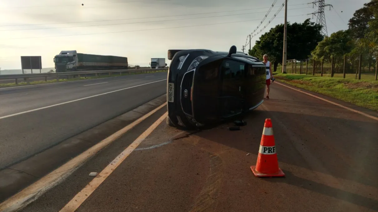 Carro de Maringá ocupado por três pessoas tombou na BR-376, mas ninguém ficou ferido - Foto Reprodução Whatsapp