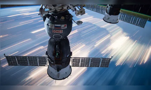 Cosmonauta russo voa pela Estação Espacial Internacional em cima de aspirador de pó; veja vídeo