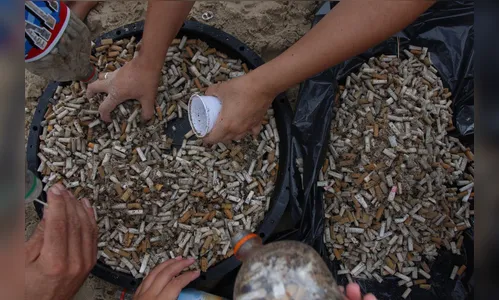Mutirão retira 7kg de bituca de cigarro na praia do Centro de Itanhaém, SP