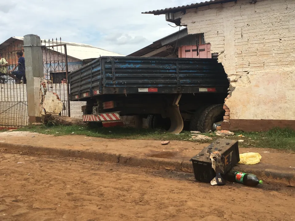 Caminhão atropelou duas crianças na calçada e invadiu residência em Guarapuava; menino de 4 anos morreu no local - Foto: Giovan Valiati/RPC