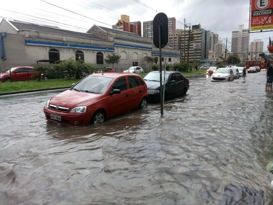 Avenida Viscond e de Guarapuava ficou alagada após o temporal - Foto: Thiago Rodrigues/RPC