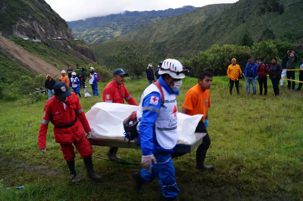 Corpo de vítima é resgatado após deslizamento de terra em Narino, na Colômbia, no domingo (21) (Foto: Ivan Antonio Jurado/Pulo Social/ Reuters )