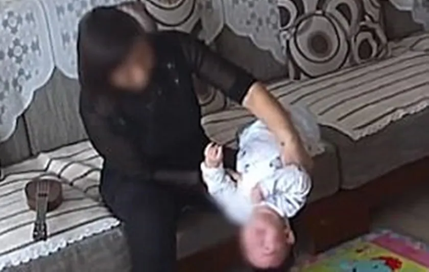 Babá é filmada beliscando e virando bebê de cabeça para baixo - Foto: Reprodução