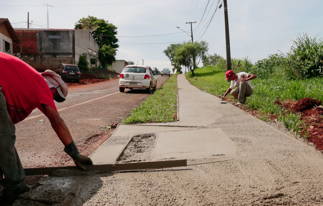 Prefeitura de Apucarana executa novos trechos de calçada - FOTO DIVULGAÇAO