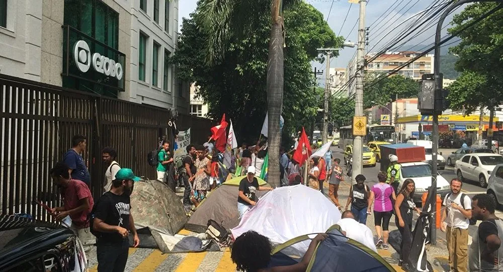 Cerca de 150 pessoas estão acampadas no prédio da Globo no RJ - Foto: Brasil de Fato/Reprodução