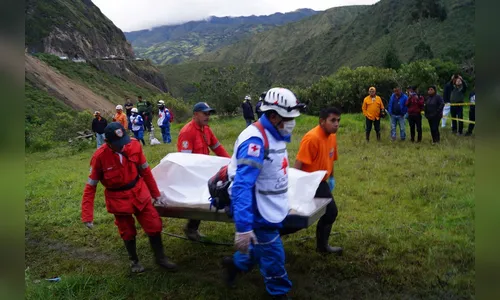 Deslizamento derruba ônibus em abismo e deixa mortos na Colômbia